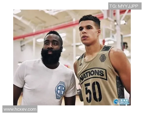 哈登在街头偶遇足球明星引发球迷热议两位巨星的跨界交流瞬间