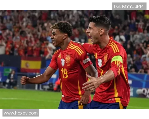 足球明星光芒四射引领潮流成为全球瞩目的体育偶像与传奇人物